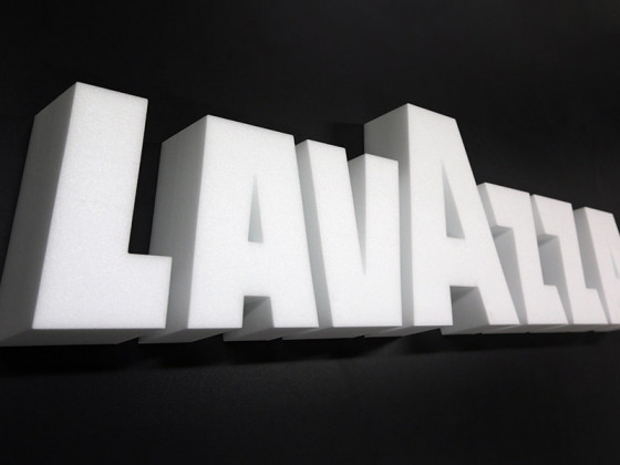 Lavazzy - Buchstaben aus weißem XPS