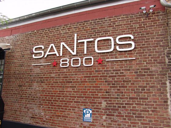 SANTOS 800 - Wandlogo aus Kömacel