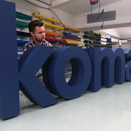 Komax Wire - Hängendes Logo aus Styrodur