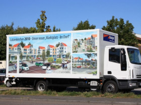 LKW Werbefläche mit Foliendruck. Anfertigung inkl. der 3D Computergrafik (Architekturdarstellung). Montage der Druckbahnen auf 7.5 Tonner (2-seitig).