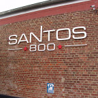SANTOS 800 - Wandlogo aus Kömacel