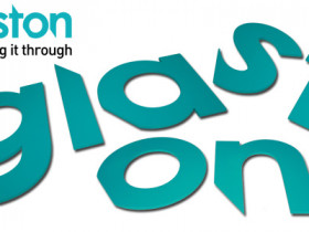 3D Buchstaben GLASTON, 10mm PVC HS, matt lackiert in Pantone-Farbton, 50-70cm Buchstabenhöhe. Slogan aus Vinylfolie geplottet.