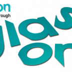 3D Buchstaben GLASTON, 10mm PVC HS, matt lackiert in Pantone-Farbton, 50-70cm Buchstabenhöhe. Slogan aus Vinylfolie geplottet.