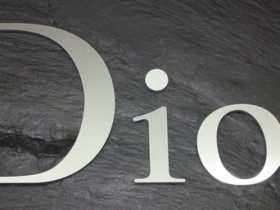 3D Buchstaben DIOR, verspiegeltes Polystyrol, 5mm, VH 20 cm.